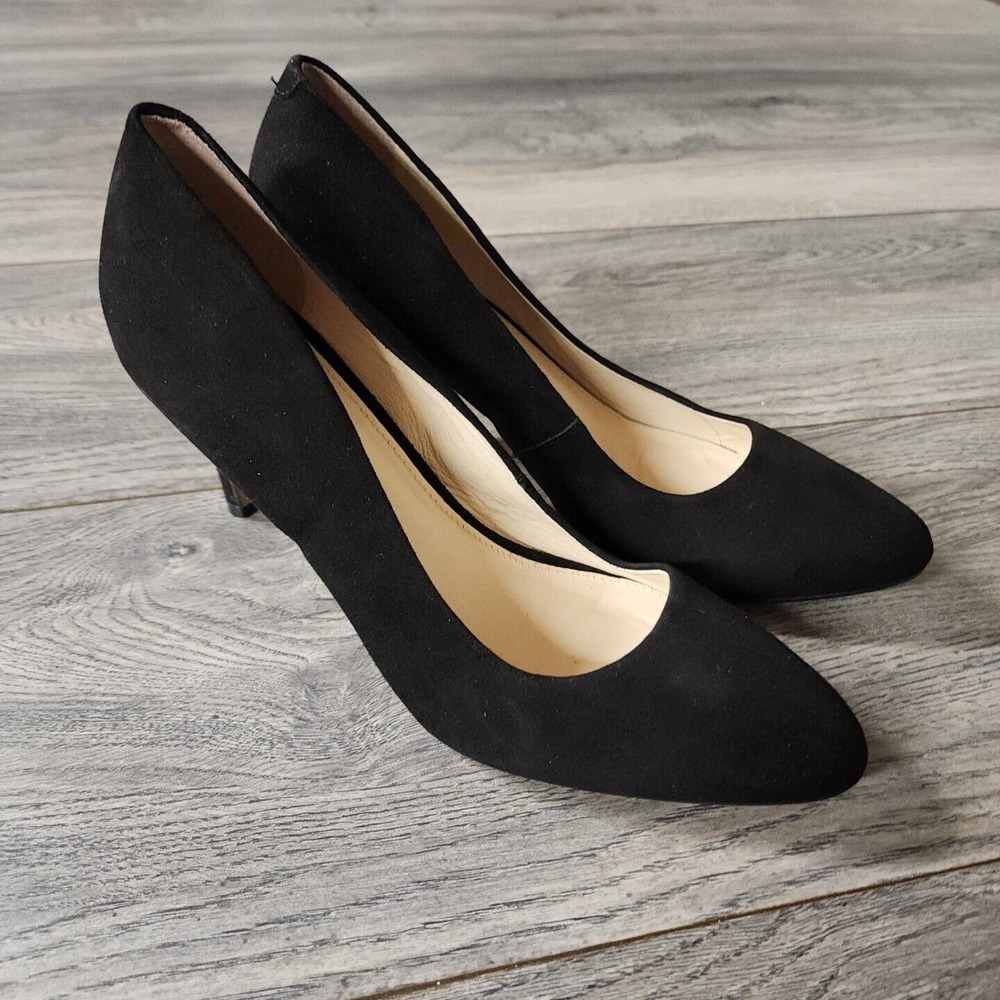 Andre Size 39 or US Size 8.5 Black Pumps